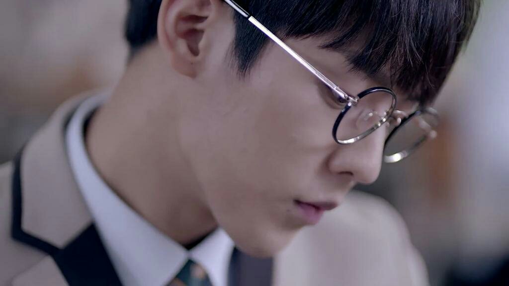 Until one time, Minhyuk's dad asked him, "Your grades are decreasing. You don't want to study? If there is anything you wante to do, just tell me."But Minhyuk didn't say anything at all, made his parents more worried about him so they continuesly told him to study harder.