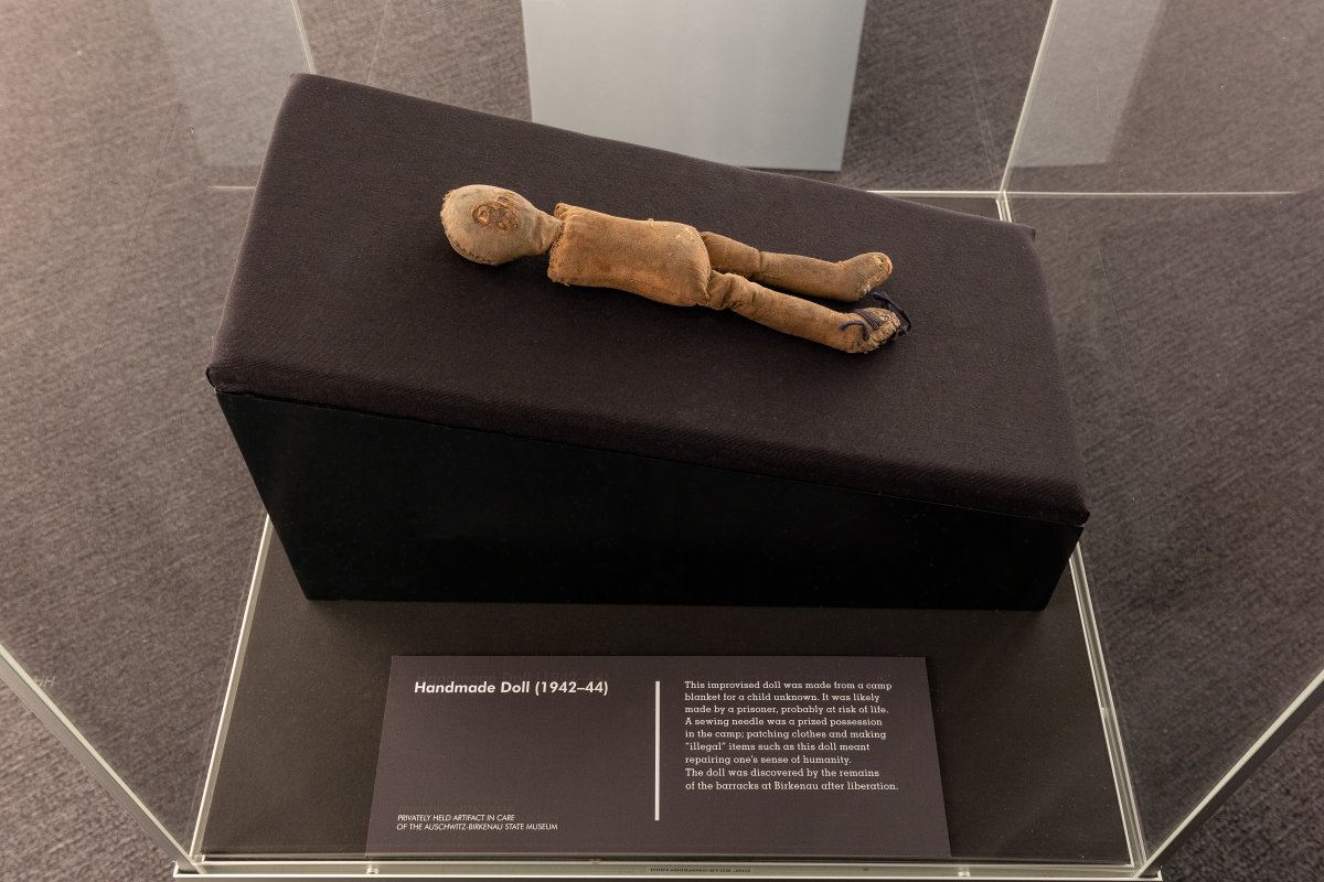 auschwitzxhibit's tweet photo. This handmade doll made by a prisoner of the camp of linen was found in the #Auschwitz area. 75 years after the liberation of the camp, the trace of a face can still be appreciated on one side of its head.
Collection of the @AuschwitzMuseum displayed in @auschwitzxhibit . https://t.co/1PbR1xlrbC