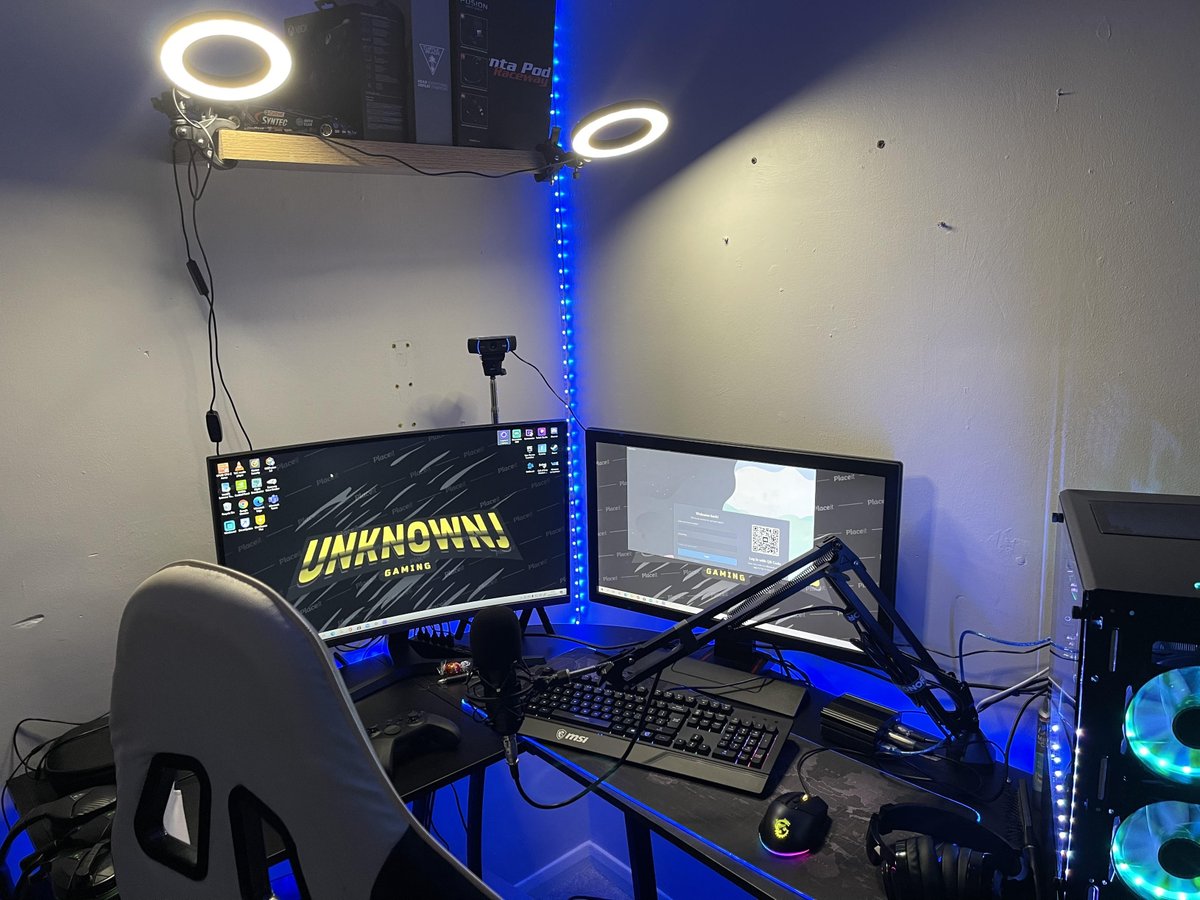 unknownnnj1's tweet image. we are finally back! getting everything ready for the stream tonight make sure you come check us out on twitch @unknownnnj. will be going live at 7pm gmt. have a lovely Saturday everyone. :) #streamer #twitch #StreamingLive