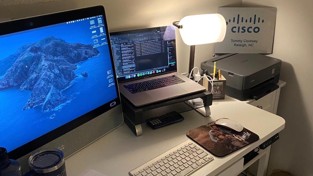 WeAreCisco's tweet photo. A clean desk. ✅ 
Clear notepad. ✅ 
No unread emails. ✅
Full cup of coffee. ✅    

This is how Tommy C., global account manager prepares to be #productive. RT for an organized desk, ❤  for a messy desk. https://t.co/BI9pwNvAgO