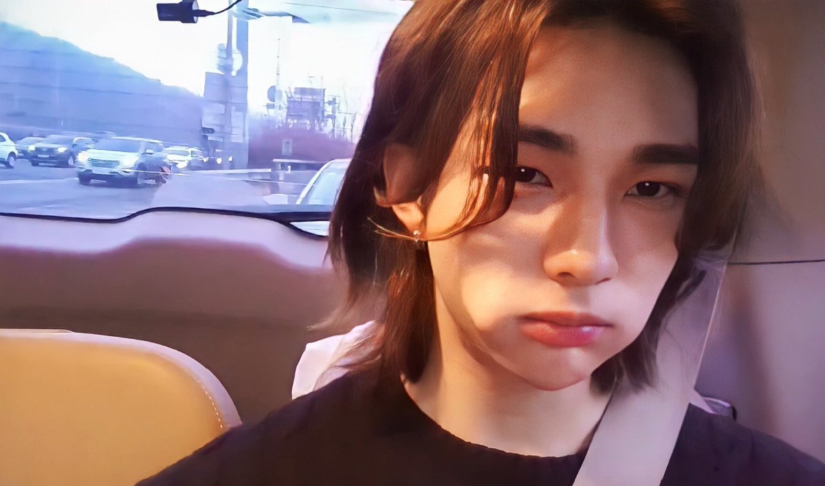 HWHJPICS's tweet image. hyunjin’s cheeks🥺