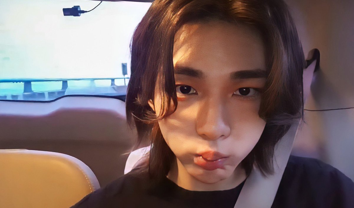 HWHJPICS's tweet image. hyunjin’s cheeks🥺