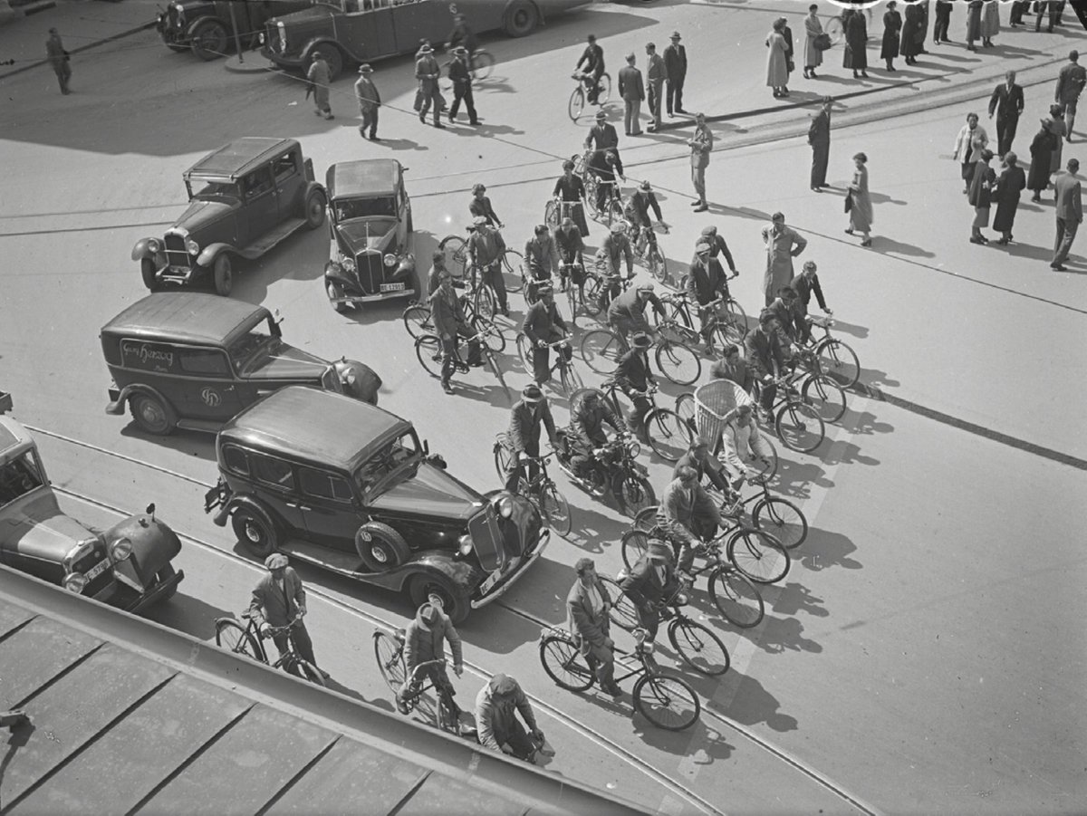 (1/10) Mitte des 20. Jahrhundert wurde das Velo durch das Aufkommen des Automobils an den Strassenrand gedrückt. Bubenbenbergplatz, 1934