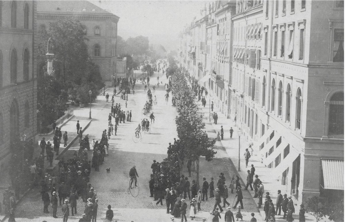 (6/10) Hochradparade auf der Bundesgasse in Bern um 1880. In Bern gab es zu dieser Zeit mehrere Radfahrschulen und Radfahrvereine. Bild rechts: Paketpostbeamter mit Fahrrad.