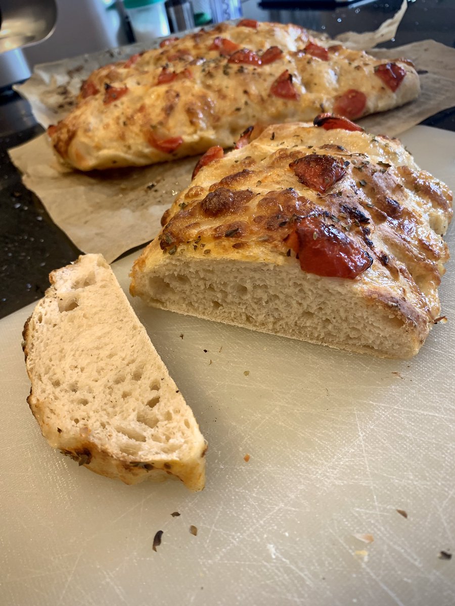 It’s not surprising I keep gravitating back to #PaulHollywood’s #BreadRecipes for #bread that tastes this spesh (haven’t bought a loaf for months) #WhiteLoaf #MozzarellaTomatoBread #LardbuttyHomemade #LardbuttyRecipeBank bbc.co.uk/food/recipes/p… lovefood.com/recipes/59978/…