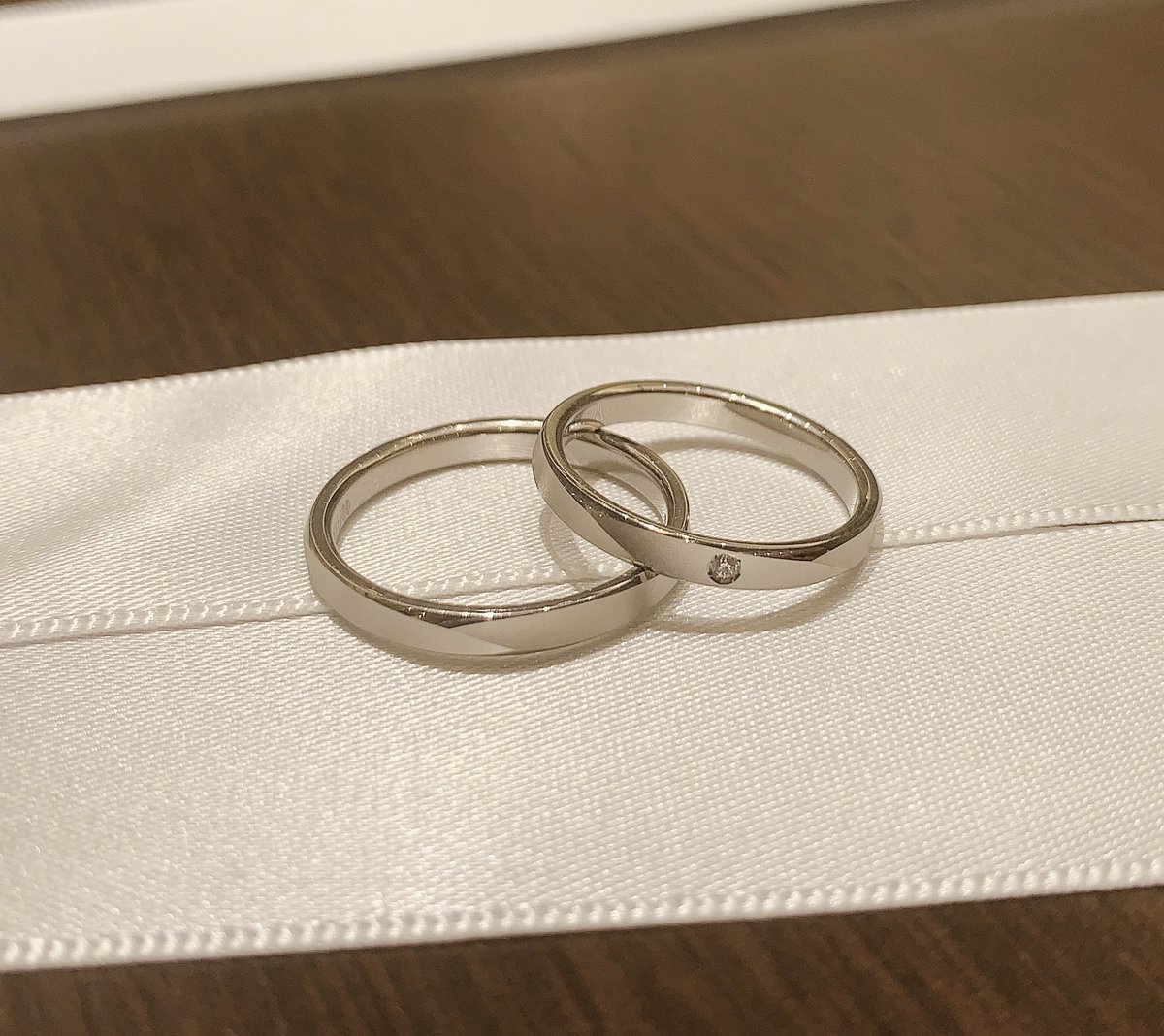 Charclaire Bridal Jewelry ラザールダイヤモンドのヘアライン加工のリングです 通常のつや消しとは一味違ったかっこいいデザインになっております 1粒ダイヤですが虹色の輝きがとっても綺麗です 宇都宮 ラザールダイヤモンド 結婚指輪 Charclaire Bridal Jewelry ラザールダイヤモンドのヘアライン加工のリングです 通常のつや消しとは一味違ったかっこいいデザインになっております 1粒ダイヤですが虹色の輝きがとっても綺麗です 宇都宮 ラザールダイヤモンド 結婚指輪
