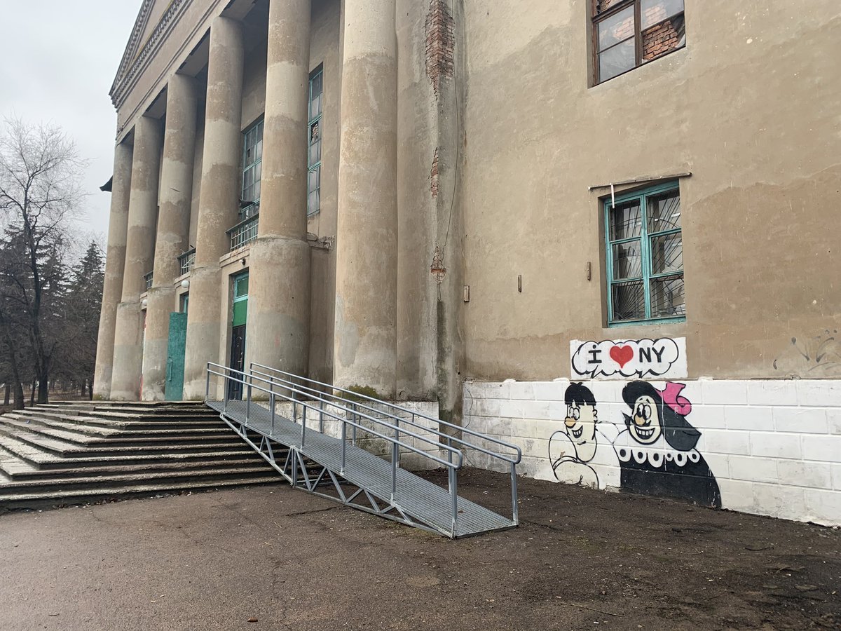 6/ By the way, in 1951 the Soviet authorities renamed the settlement with the bourgeois name "New York" to the more ideologically acceptable "Novgorodske". So now the locals are restoring historical justice. Local activists did a titanic job.