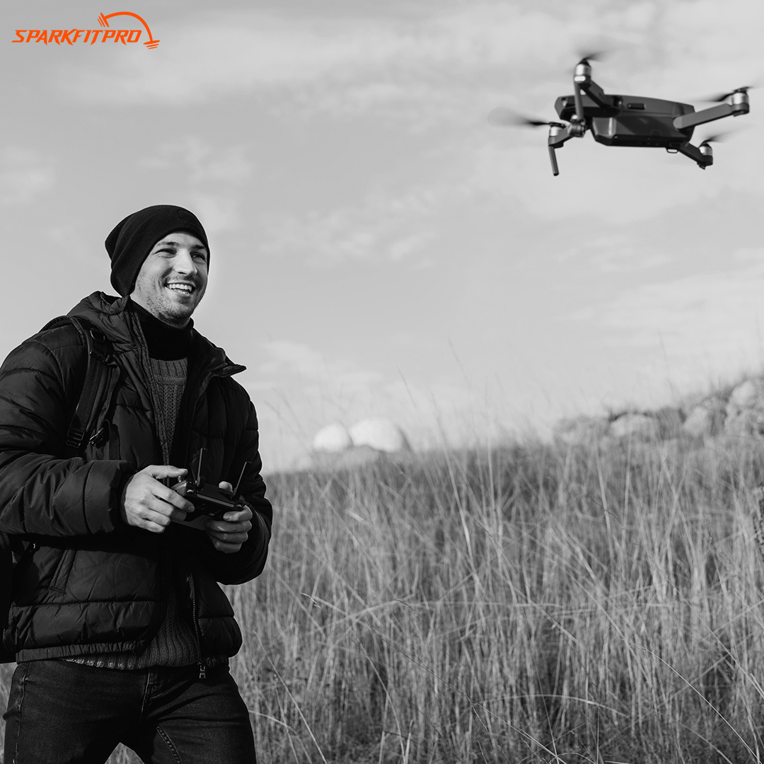 Квадрокоптер для человека. Большой квадрокоптер. Дрон с манипулятором. Дроны беспилотники. Человек с квадрокоптером.