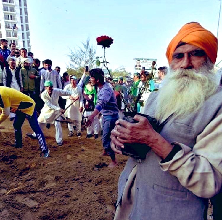 KawaljitSingh90's tweet photo. Count on the farmers to plant seeds of love! ✊🏼😊

#FarmersProtest 
#IndiaSupportsChakkaJaam https://t.co/c8kkOI73d7
