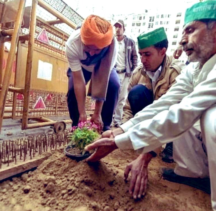 KawaljitSingh90's tweet photo. Count on the farmers to plant seeds of love! ✊🏼😊

#FarmersProtest 
#IndiaSupportsChakkaJaam https://t.co/c8kkOI73d7