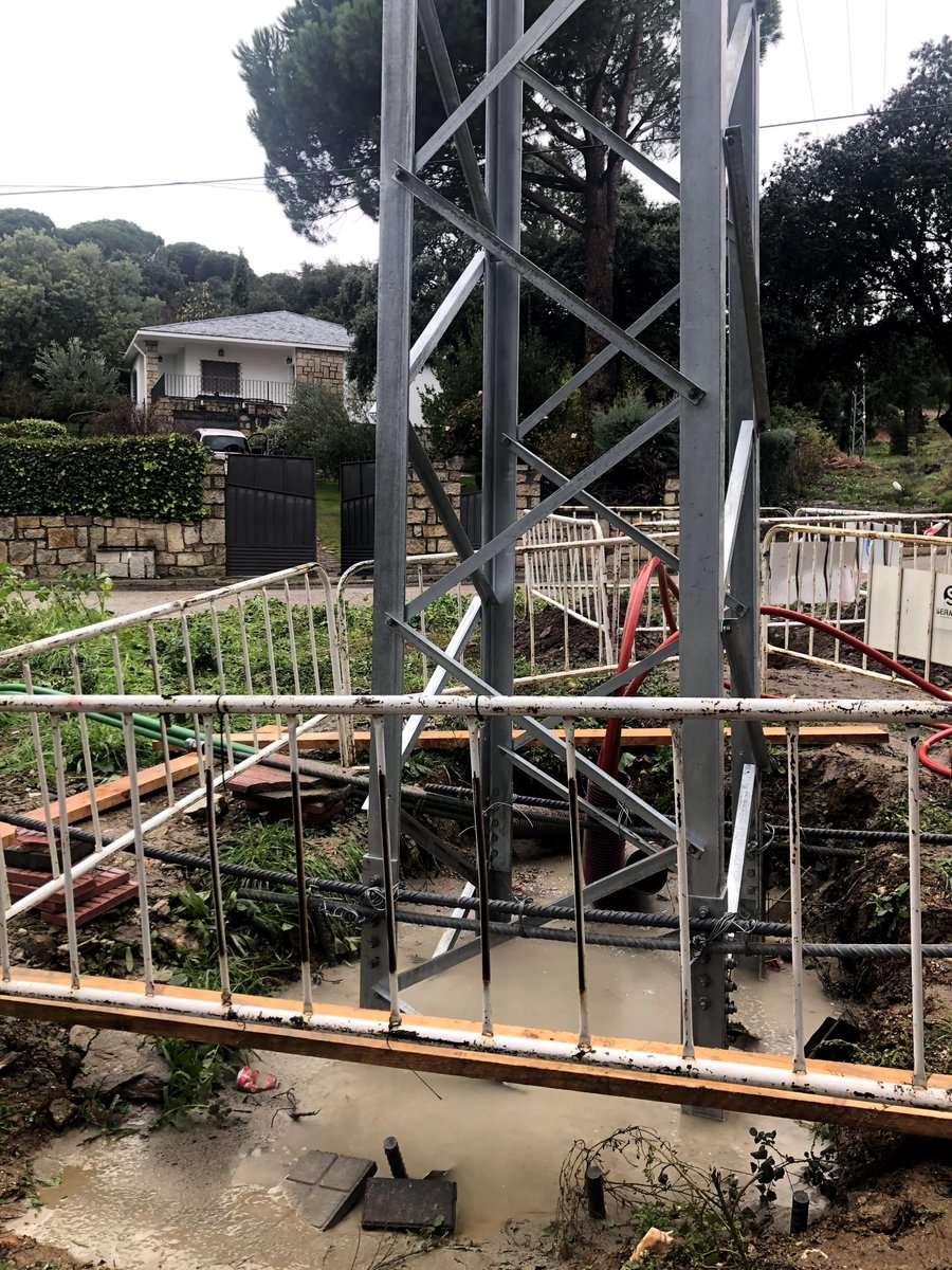 KGeorge111's tweet photo. @iberdrola @IDCSpain No veo mucha disrupción en @iberdrola implantando "tecnologías" como la #torretadelavergüenza en la puerta de una vivienda. Pero seguro que @IDCSpain está teniendo en cuenta otras actuaciones mas acordes al siglo XXI @AytoVilladprado @ComunidadMadrid @GrupoElecnor https://t.co/evr2UtdB56