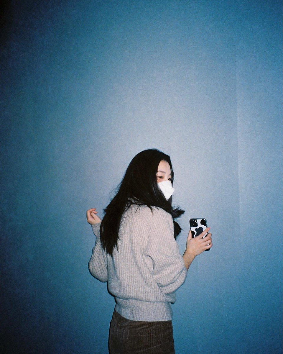 EYESONIZ0NE's tweet photo. SEULGI INSTA PHOTOS TAKEN BY CHAEYEON 😭✊ https://t.co/KmXy9BAR5o