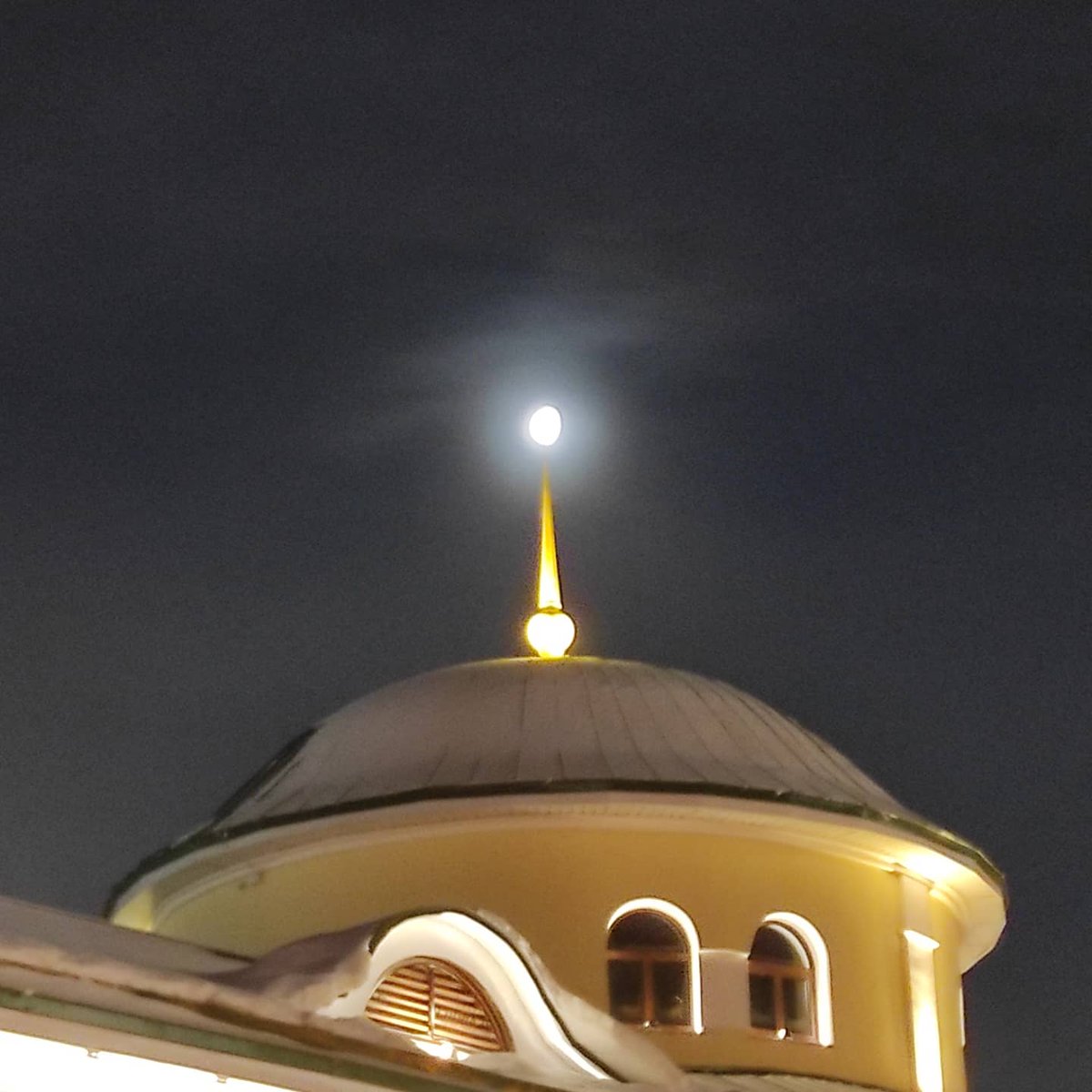 Ryazan1095's tweet photo. Good frosty morning from the center of #Ryazan city❄ w/moon spotted perched upon the top of our merchants' row tower🌘 #rzn #wonderview https://t.co/GO07UbQQhZ