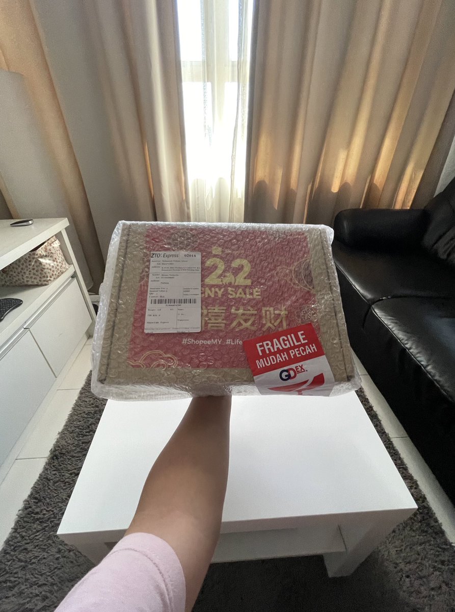 Firdausers's tweet image. Another care package received from @ShopeeMY. This time for CNY!

Thanks for the package! ♥️

#ShopeeMY #LifeatShopee #Shopee22CNYSale