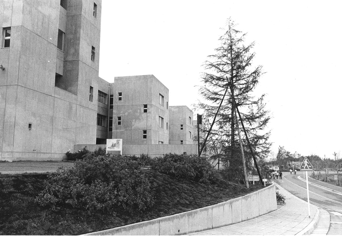 東京電機大学 鳩山キャンパス 理工学部は 学園創立70周年のとき 昭和52年 に開設 写真はモノクロで古さを感じ でも校舎は新しそうで 付近は閑散としています いまのキャンパスとは違います ぶ 東京電機大学 電大 Tdu 電大昔話 東京電機大学 鳩山キャンパス 理工学部は 学園創立70周年のとき 昭和52年 に開設 写真はモノクロで古さを感じ でも校舎は新しそうで 付近は閑散としています いまのキャンパスとは違います ぶ 東京電機大学 電大 Tdu 電大昔話