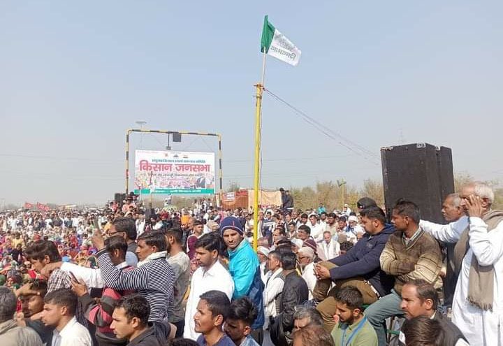 iAmanUppal's tweet photo. Thousands of farmers gathered at Landhadi toll plaza in Haryana.

#ChakkaJam https://t.co/raTTOoWduW