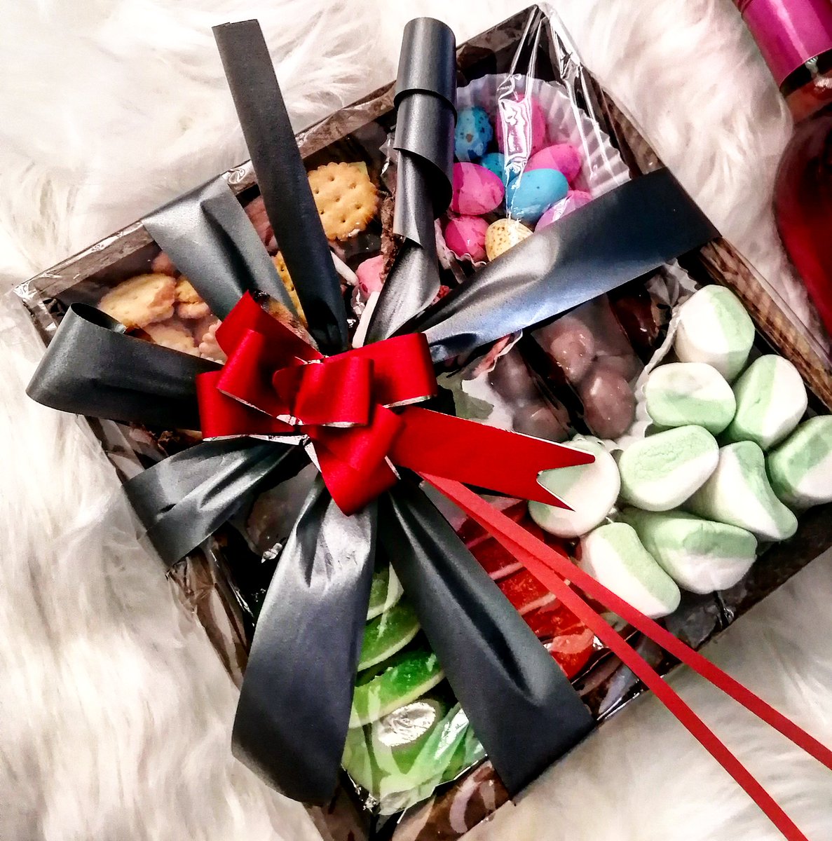 eats_nam's tweet photo. Today's orders collected 🙌🏾
#giftbasket
#candyplatter
#itsabirthdaything🎂🖤🖤
#allthingsniceanddelicious
#NamEats https://t.co/H7wKD4uiJW