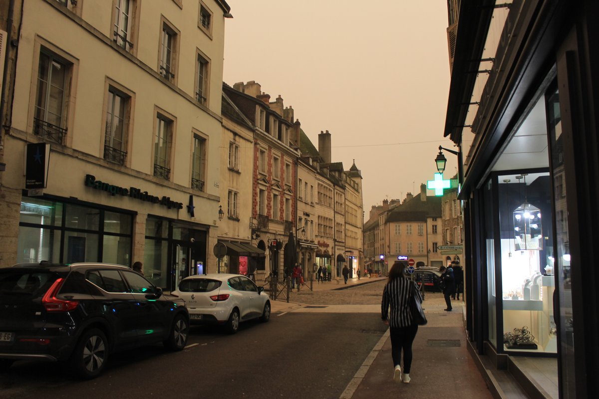 Lebienpublic's tweet photo. #CôtedOr : pourquoi ce ciel jaunâtre ce samedi  matin ?
https://t.co/6cRjhFodL9 https://t.co/w7gqksnfIt