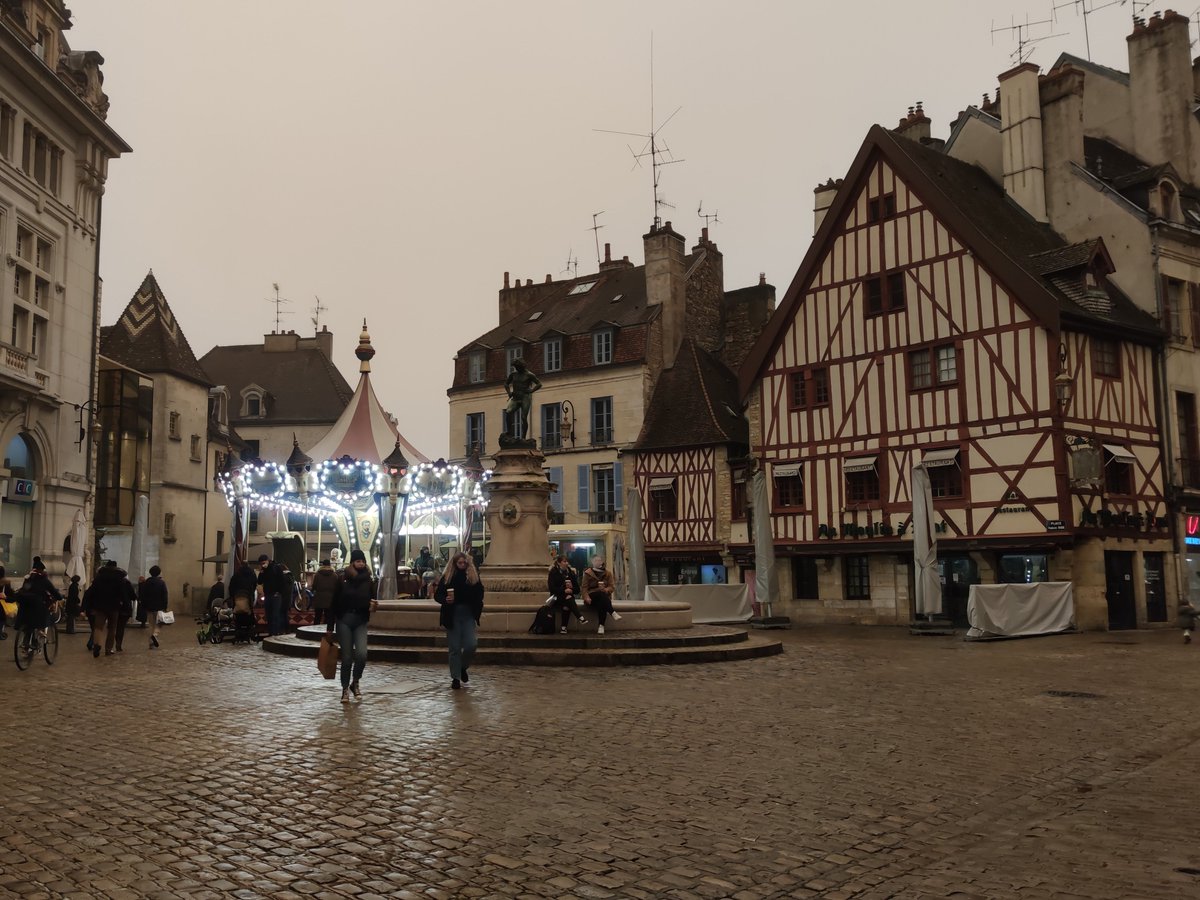 Lebienpublic's tweet photo. #CôtedOr : pourquoi ce ciel jaunâtre ce samedi  matin ?
https://t.co/6cRjhFodL9 https://t.co/w7gqksnfIt
