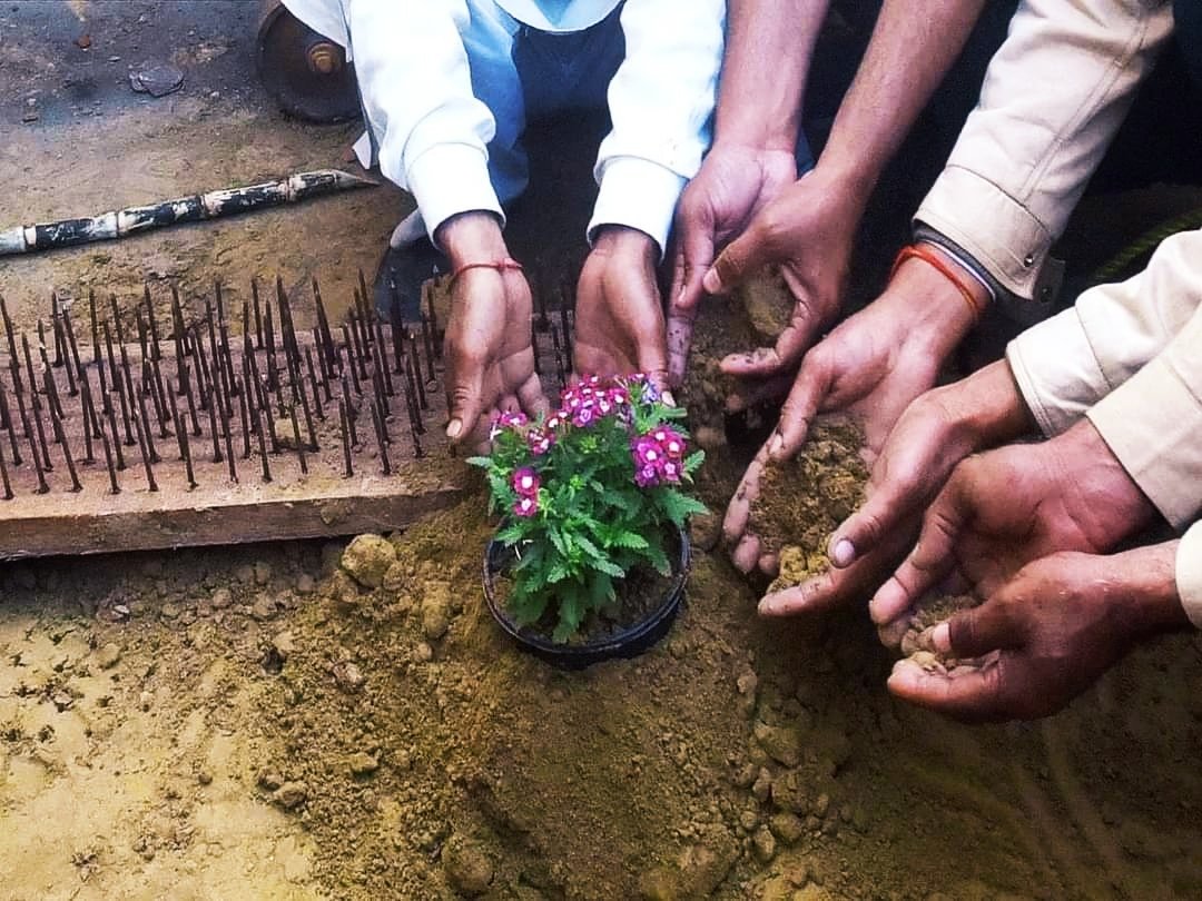 ChadhaGagan85's tweet photo. @PMOIndia where you fixed nails of dictatorship &amp; hate, they have planted flowers of freedom, justice &amp; love. This is the farmer of India. They grow food not violence. 
#NoFarmersNoFood 
#IndianFarmersHumanRights
#StandWithFarmers 
#WorldSupportsIndianFarmers 
#FarmersAreIndia https://t.co/i6nk3636D5