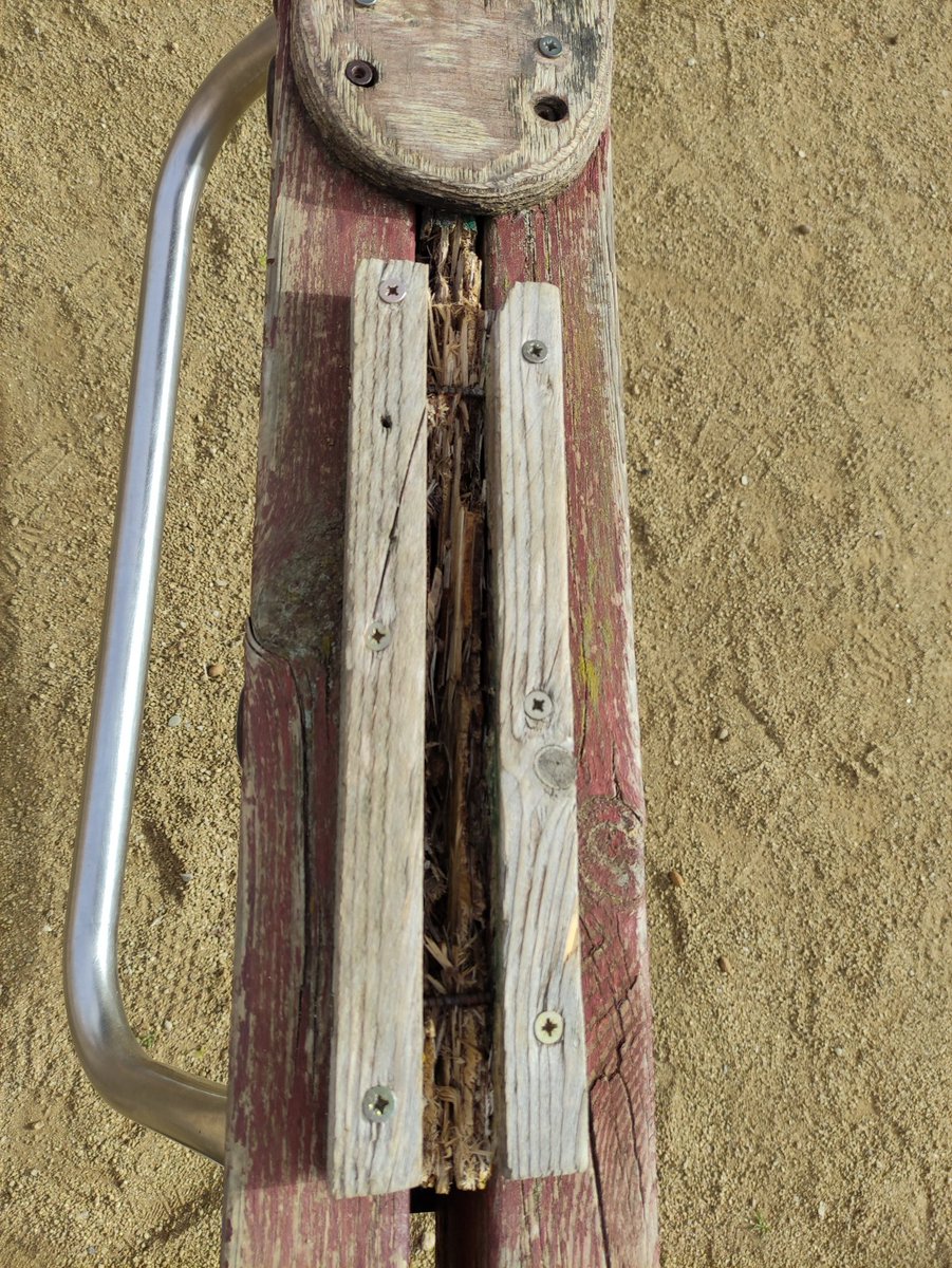 quimpa1986's tweet photo. M'encanta el manteniment de parcs infantils de @ajlagarriga No calen nous parcs (que també) igual amb una mà de pintura ja faria, i pressupostàriament és  quasi nul, ja que un parc nou té un cost considerable... https://t.co/69MSZ7ywHW