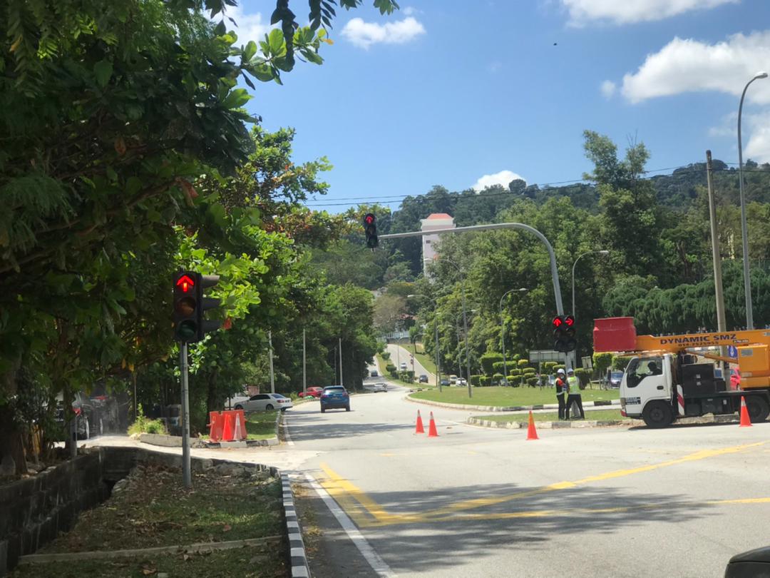 JKRGombak's tweet image. 6 Februari 2021 - Kerja-kerja pembaikan lampu isyarat di Jalan Bidara berhadapan IPD Selayang. Pengguna dinasihatkan untuk mematuhi peraturan Jalan raya. 
#kitajagakita 
#stayathome

@MOWorks @JKRMalaysia @JKRSelangor @irshahabuddin @zh_zainuddin