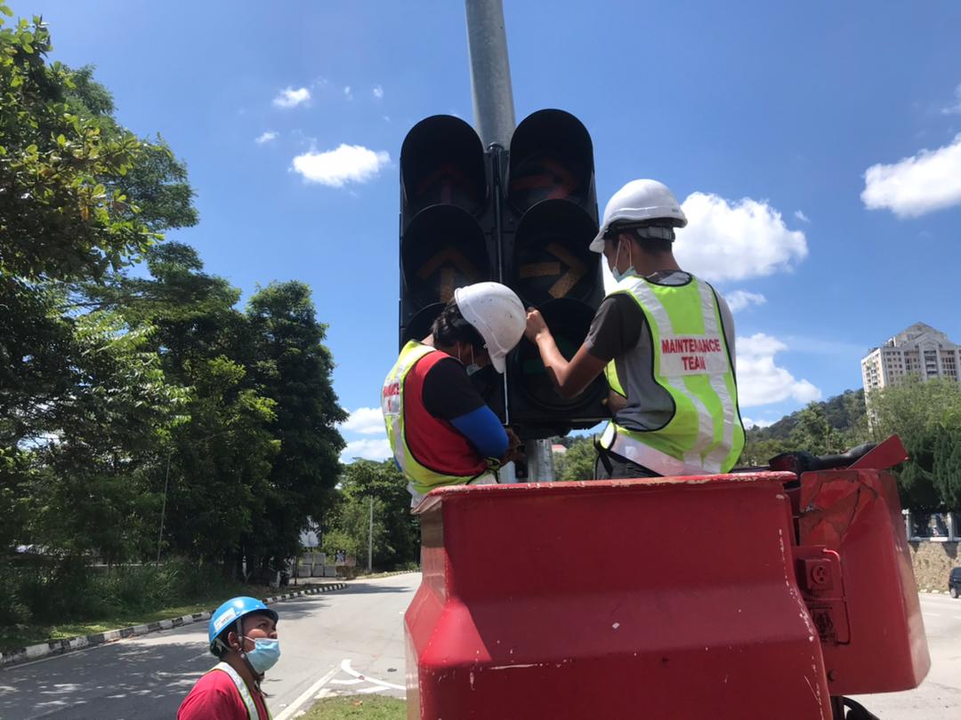 JKRGombak's tweet image. 6 Februari 2021 - Kerja-kerja pembaikan lampu isyarat di Jalan Bidara berhadapan IPD Selayang. Pengguna dinasihatkan untuk mematuhi peraturan Jalan raya. 
#kitajagakita 
#stayathome

@MOWorks @JKRMalaysia @JKRSelangor @irshahabuddin @zh_zainuddin