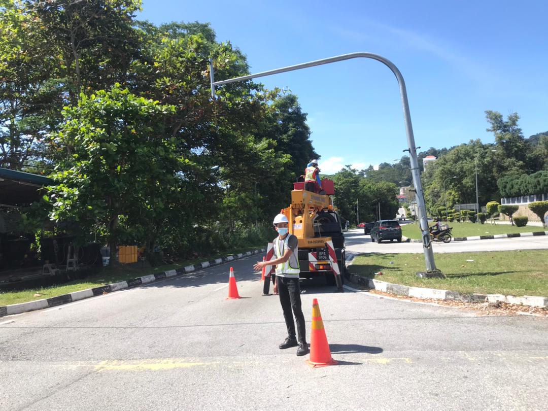 JKRGombak's tweet image. 6 Februari 2021 - Kerja-kerja pembaikan lampu isyarat di Jalan Bidara berhadapan IPD Selayang. Pengguna dinasihatkan untuk mematuhi peraturan Jalan raya. 
#kitajagakita 
#stayathome

@MOWorks @JKRMalaysia @JKRSelangor @irshahabuddin @zh_zainuddin