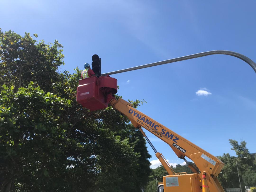 JKRGombak's tweet image. 6 Februari 2021 - Kerja-kerja pembaikan lampu isyarat di Jalan Bidara berhadapan IPD Selayang. Pengguna dinasihatkan untuk mematuhi peraturan Jalan raya. 
#kitajagakita 
#stayathome

@MOWorks @JKRMalaysia @JKRSelangor @irshahabuddin @zh_zainuddin
