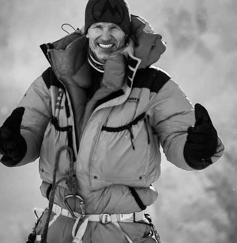 PakistanAzm's tweet photo. Two helicopters of Pakistan Army have started Search and Rescue mission to locate the three missing climbers Ali Sadpara, John Snorri and Juan Pablo at K-2. 
The three climbers have lost contact for over 30 hours of their final attempt to summit K-2. #K2, #PakistanArmy, #Aviation https://t.co/hjYGbFGI96