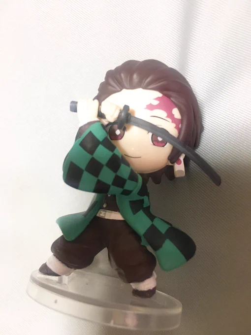 わたしも800円のやつ、たんじろ出てきて嬉しかったんやけど、雑面巾着があって、欲しい欲しいぜひ欲しいって喜んで回したら蘇利古が出てやったーて言ってたら裏の説明今見てびっくりした。そうなの!?そうなんや!!タイムリー!! 