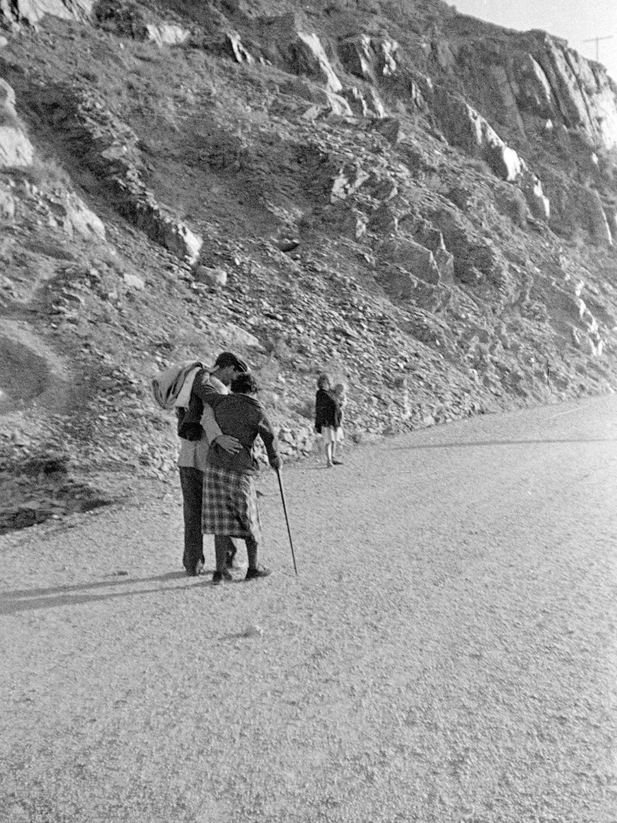 Guerra_Civil_'s tweet photo. 6/2/1937: Ante la inminente entrada de las tropas franquistas en la ciudad de Málaga se produce un éxodo de civiles por la carretera de costa, que serán fuertemente acosados por aviones y cruceros, es la conocida como "Desbandá". Dejará entre 3.000 y 5.000 civiles muertos. https://t.co/zaM4Mu3lzX