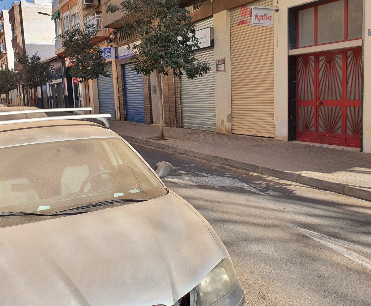 climatologia_ua's tweet photo. Así está el panorama en la puerta de casa. Deposición muy importante del polvo en suspensión en las superficies, con ausencia de lluvia. Podríamos haber bajado con el cubo y la pala para hacer un castillo de arena.

Desde el barrio de La Florida, Alicante. https://t.co/RcikWqj0t7