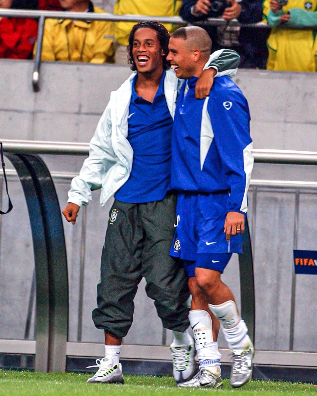 Football on Twitter: "📷 One Two Legends #footballmemories # ronaldo #fenomeno #nike #nikefootball #mundialstyle #ronaldofenomeno #90sfootball #Selecao #SelecaoSportv #ronaldinho #Seleção #GigantesPorNatureza #SeleçãoBrasileira ...