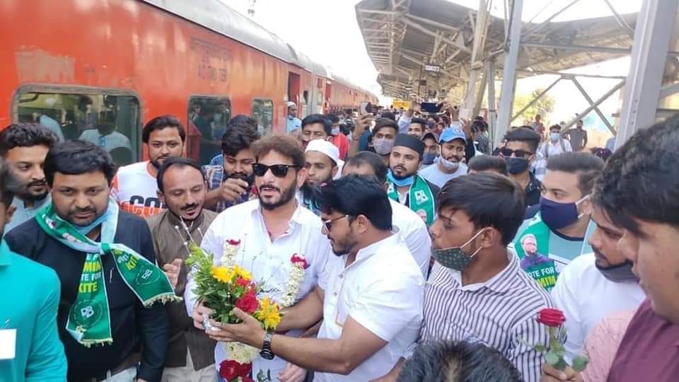 MohdAte48016039's tweet photo. #AIMIM National Spokesperson &amp; Former #MLA Adv Waris Pathan  reached #Surat Station in #Gujarat and will be participating in tomorrow's Public Meetings of #_AIMIM President #Barrister # @asadowaisa Sahab. https://t.co/vR982VJqSO