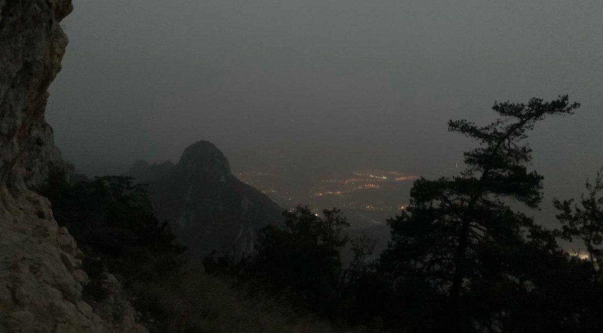 marfauped's tweet photo. Començant el dia entre #boires #núvols i #cingles
#SerradeQueralt
#Berga
#Berguedà
#Catalunya https://t.co/T6aFk2bQrU