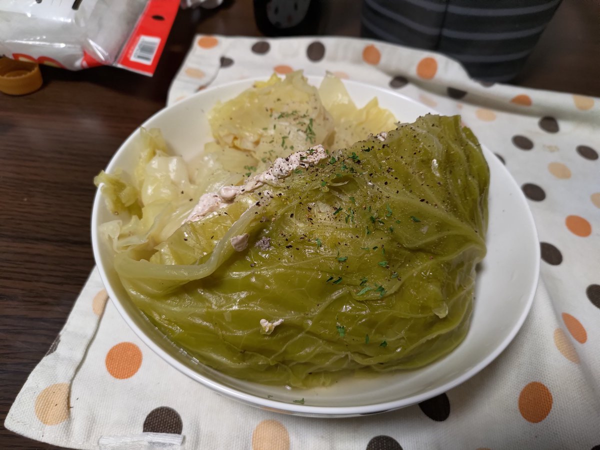 r71484975's tweet photo. 【ロールキャベツ】
一玉ロールキャベツ
鶏胸ミンチにして詰めただけ＼(^o^)／

簡単だなぁ🤗

#ロールキャベツ
#鶏胸
#キャベツ
#TESCOM
#TK2000 https://t.co/AB1lT93zHg