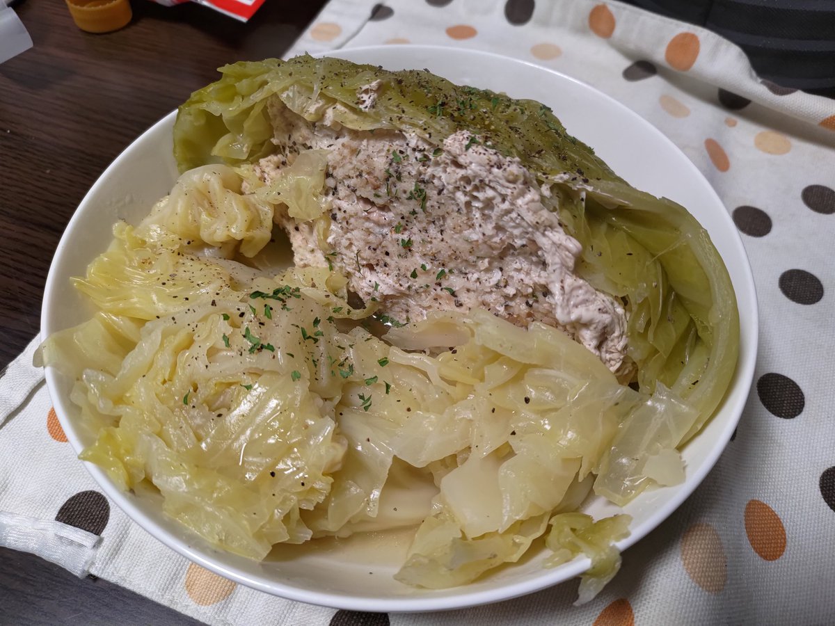 r71484975's tweet photo. 【ロールキャベツ】
一玉ロールキャベツ
鶏胸ミンチにして詰めただけ＼(^o^)／

簡単だなぁ🤗

#ロールキャベツ
#鶏胸
#キャベツ
#TESCOM
#TK2000 https://t.co/AB1lT93zHg