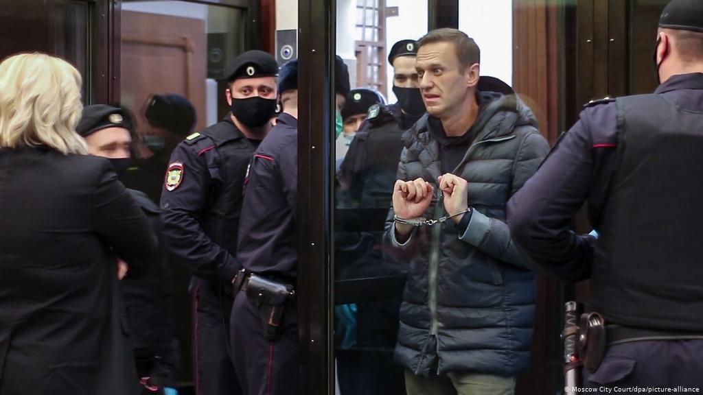 Eigentlich wäre es möglich, diesen Prozess friedlich beizulegen.Artemenkos Familie schlug dem Nawalny vor, sich beim Veteranen einfach öffentlich zu entschuldigen.Stattdessen tischte Nawalny bei der Gerichtsverhandlung sogar weitere haarsträubende Beleidigungen auf.(4/7)