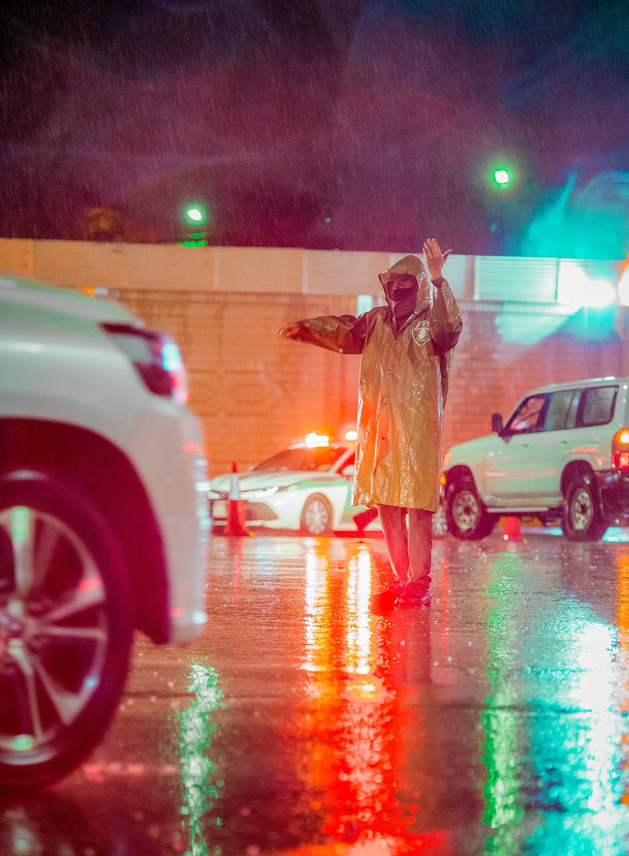 i7mza's tweet photo. رجال الأمن في #القصيم تحت زخات #المطر خلال متابعتهم تطبيق الاجراءات الوقائية

📸 #تصويري https://t.co/M1XGqxhp1h