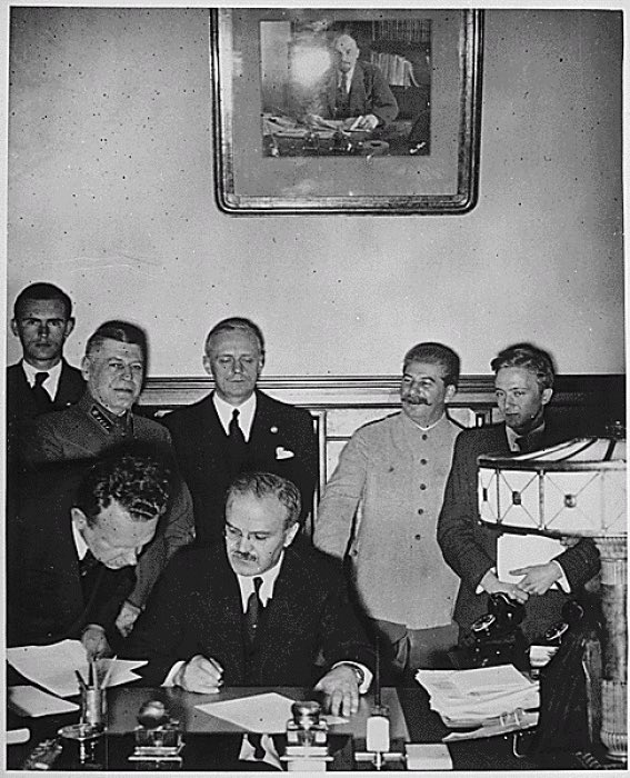 23 août 1939 : signature du pacte germano-soviétique qui acte l’invasion, le partage et la pulvérisation de la Pologne par l’URSS et l’Allemagne nazie.