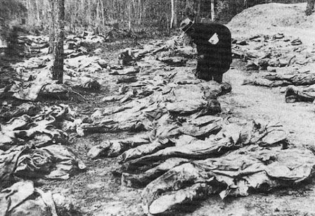Printemps 1940 : Massacre de Katyn, les Russes massacrent à bout pourtant et machinalement plus de 22 000 prisonniers polonais, essentiellement des officiers et des « membres de l’élite polonaise » hostiles au communisme. Ils déportent les familles.