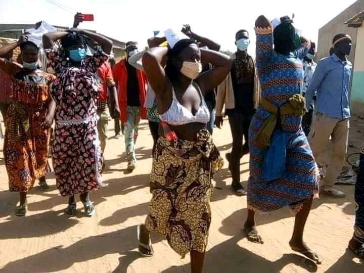 ACHEAHMATCAREY's tweet photo. 🇹🇩 Arrestations, réprimandes, harcèlements...
Des femmes, hommes, jeunes en danger...
Non respect des droits de l’homme.
Ou sont les médias internationaux? https://t.co/49CvnWmjPO