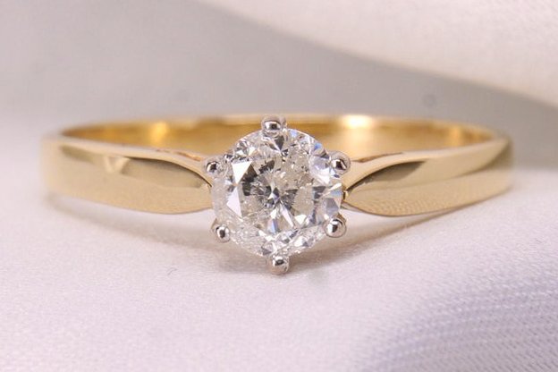 SecretlySecondH's tweet photo. The beautiful Francesca has arrived with a stunning 0.75ct sparkling diamond in a classic six claw setting. Just in time for Valentines day! Gorgeous! #engagementring #preloved #sustainable #vintagejewelry 
 https://t.co/d3OMeMLf9p https://t.co/DTm3i6eDXE