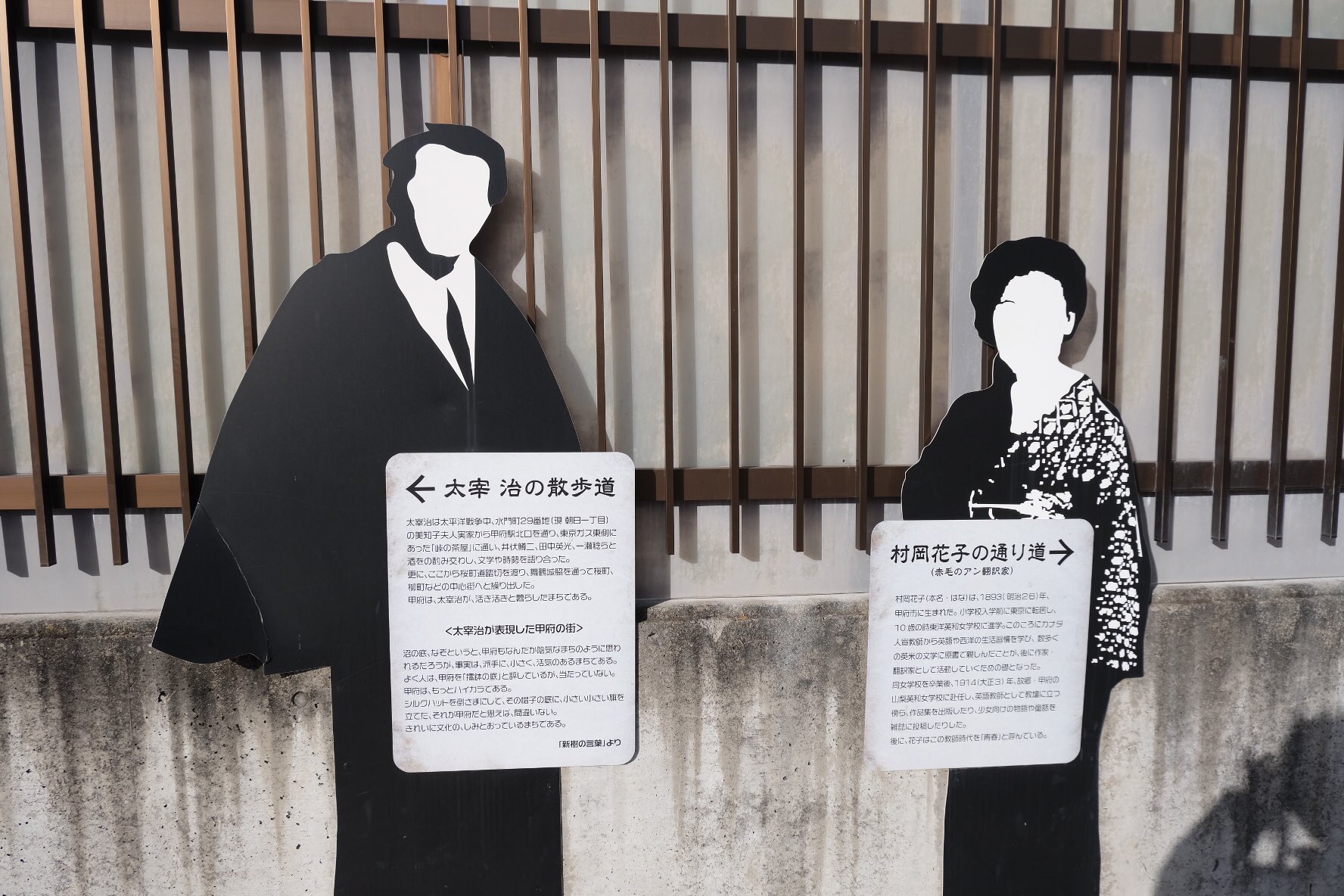 しゅんころがし Ef64 37の引退が話題になっていましたね 昨年12月 甲府時代の太宰治の散歩道だったという桜町道踏切から撮影 太宰は作品中でも時折 鉄道の細かい描写があり 案外こうやって汽車を眺めていたのかもしれません