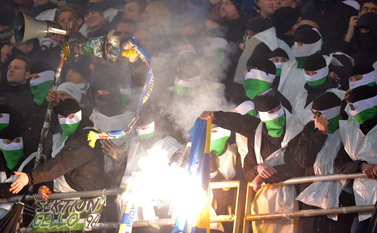 So much football to watch today but our pick is in Lower Saxony, Germany for Eintracht Braunschweig vs Hannover 96.A rivalry that goes back to the middle ages, this is a hate so fierce an ex Schalke coach said the Dortmund vs Schalke derby was 'peanuts' in comparison (THREAD)