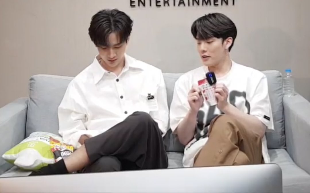 skyployy's tweet image. ท่านั่งเหมือนกันเลย เป็นแฟนกันหรอ?
#ขยี้ซีนกับคิมคอป