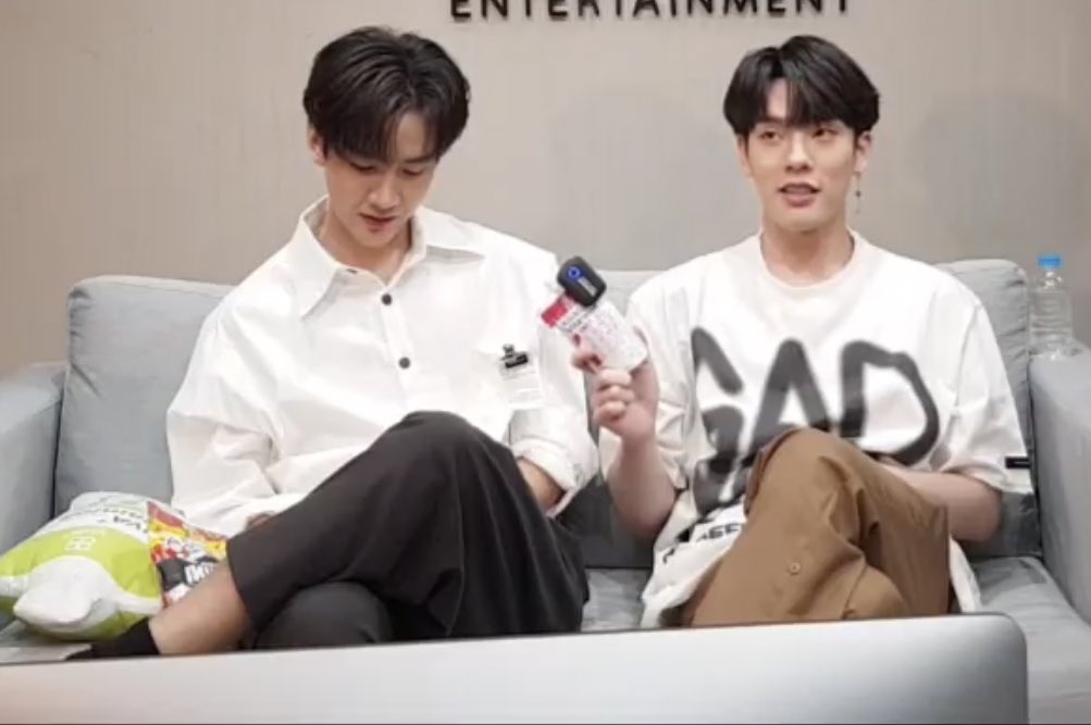 skyployy's tweet image. ท่านั่งเหมือนกันเลย เป็นแฟนกันหรอ?
#ขยี้ซีนกับคิมคอป