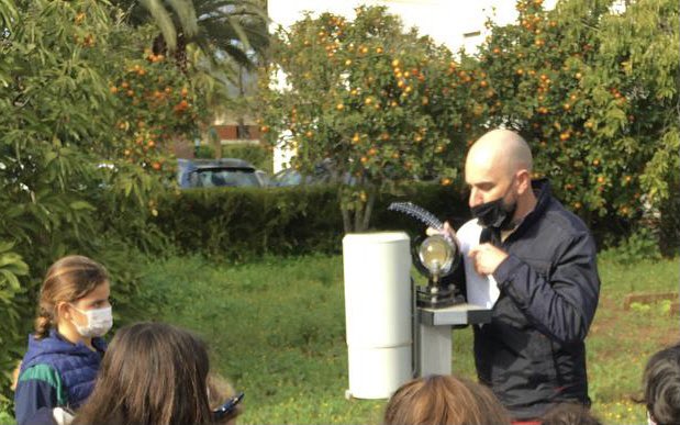 buenconsejoll's tweet photo. El alumnado de tercero de primaria ha conocido la caseta meteorológica del colegio @AEMET_Canarias donde interpretaron gráficas y analizaron datos convirtiéndose en expertos meteorólogos. ¡Qué suerte contar con este recurso y con la explicación de @ochomollinas ! @arantxasolo https://t.co/y0OHVZBDZz