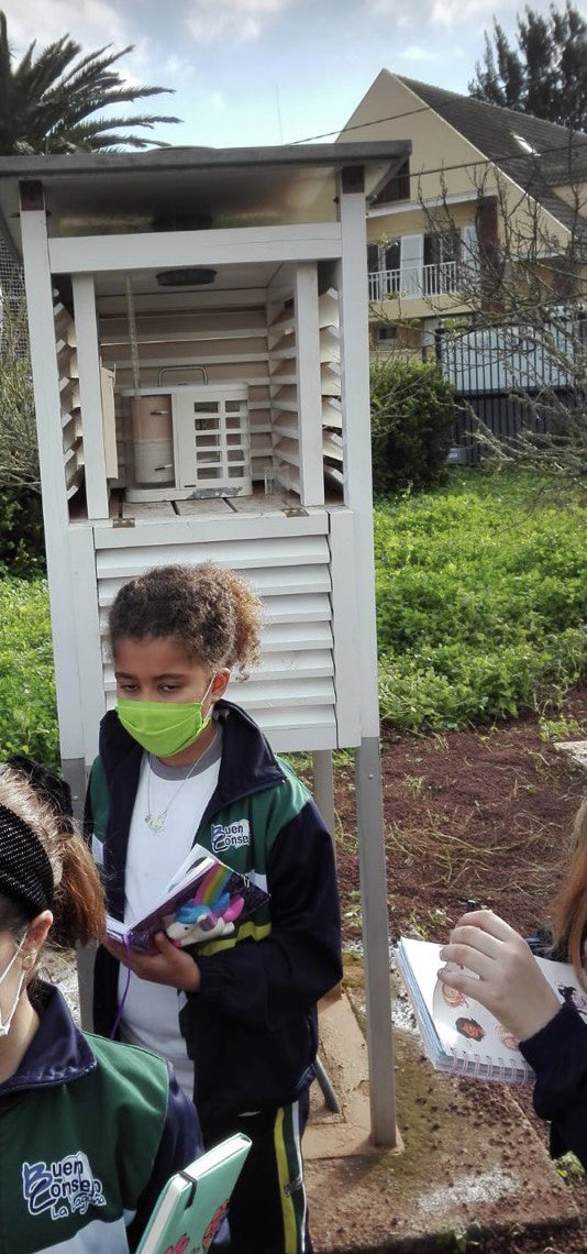 buenconsejoll's tweet photo. El alumnado de tercero de primaria ha conocido la caseta meteorológica del colegio @AEMET_Canarias donde interpretaron gráficas y analizaron datos convirtiéndose en expertos meteorólogos. ¡Qué suerte contar con este recurso y con la explicación de @ochomollinas ! @arantxasolo https://t.co/y0OHVZBDZz